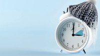 Cum să te pregătești pentru trecerea la ora de iarnă. Obiceiul de 15 minute care te ajută să dormi mai bine