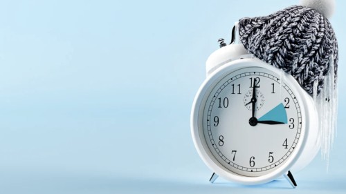 Cum să te pregătești pentru trecerea la ora de iarnă. Obiceiul de 15 minute care te ajută să dormi mai bine