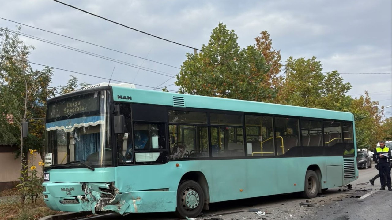 Un autobuz cu 20 de persoane implicat in grav accident. Planul rosu activat