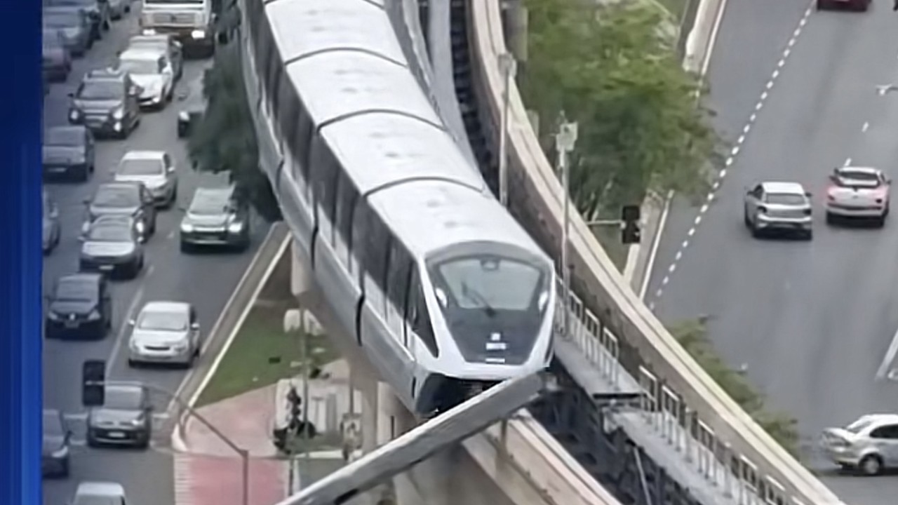 Un tren  a acroșat o macara căzută pe șine. Bucăți au căzut pe bulevard
