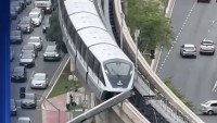 Un tren  a acroșat o macara căzută pe șine. Bucăți au căzut pe bulevard